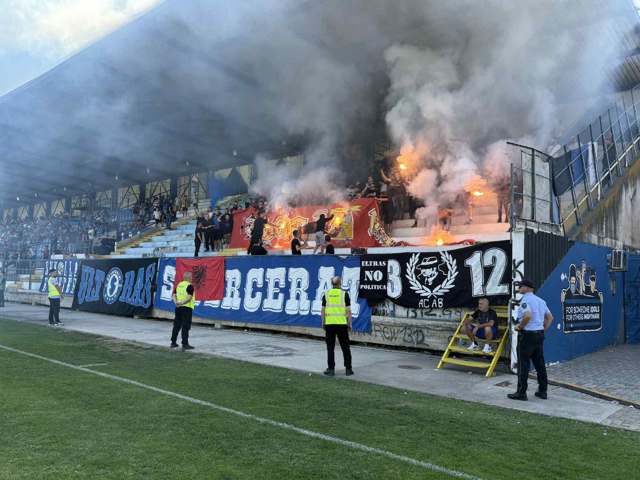 Shkupi në krizë të thellë, “Shvercerat” protestojnë pas humbjes në derbin e qytetit Shkupi në krizë të thellë, “Shvercerat” protestojnë pas humbjes në derbin e qytetit