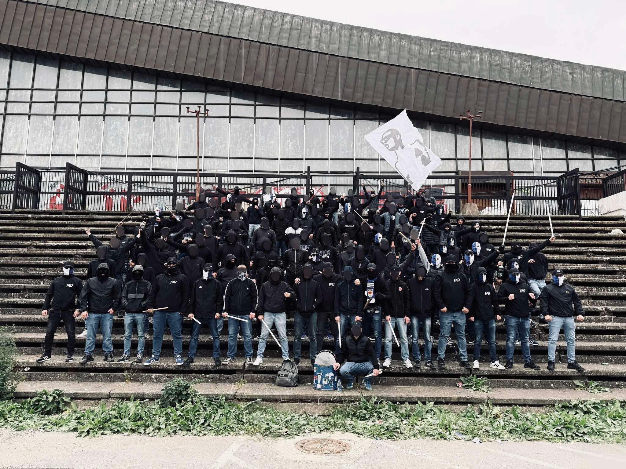 Reagimi i Ferizajt: Plisat sulmuan dy biletashitës dhe demoluan makinat e parkuara te stadiumi! Reagimi i Ferizajt: Plisat sulmuan dy biletashitës dhe demoluan makinat e parkuara te stadiumi!