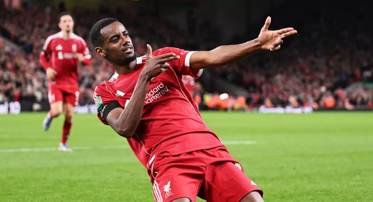 Isak shënon golin e parë për Liverpool, Ekitike vulos fitoren