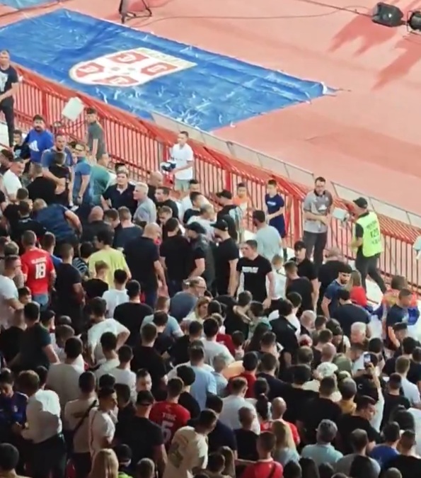 VIDEO/ Kaos në Marakanë: Sharje ndaj Vuçiçit, huliganë në të zeza rrahën tifozët, përleshje në tribuna VIDEO/ Kaos në Marakanë: Sharje ndaj Vuçiçit, huliganë në të zeza rrahën tifozët, përleshje në tribuna