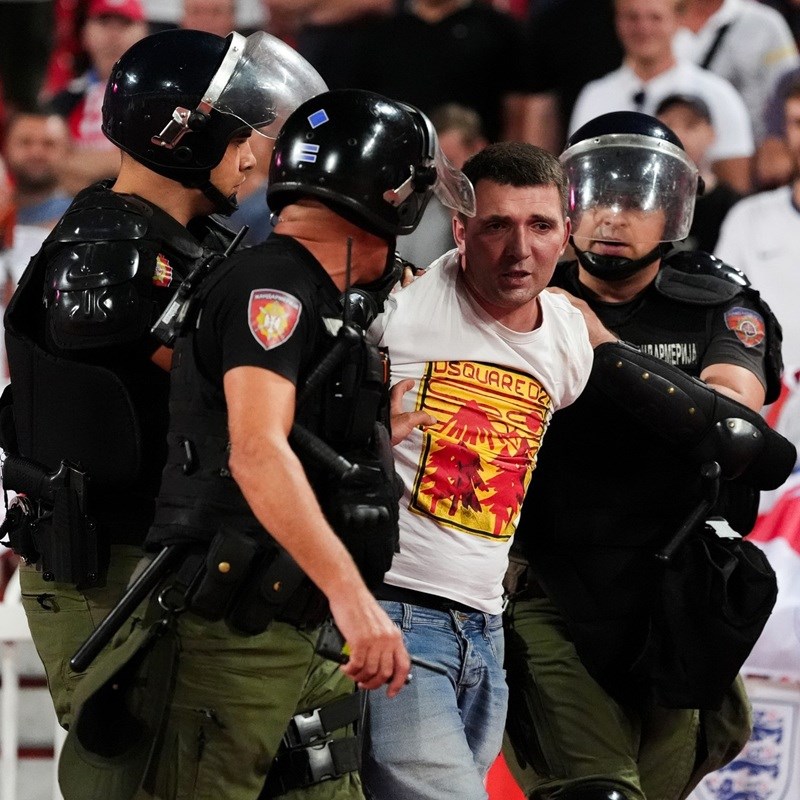 Anglezët: Kaos në stadiumin e Beogradit – Fëmijë të tmerruar kërkonin strehim nga dhuna Anglezët: Kaos në stadiumin e Beogradit – Fëmijë të tmerruar kërkonin strehim nga dhuna