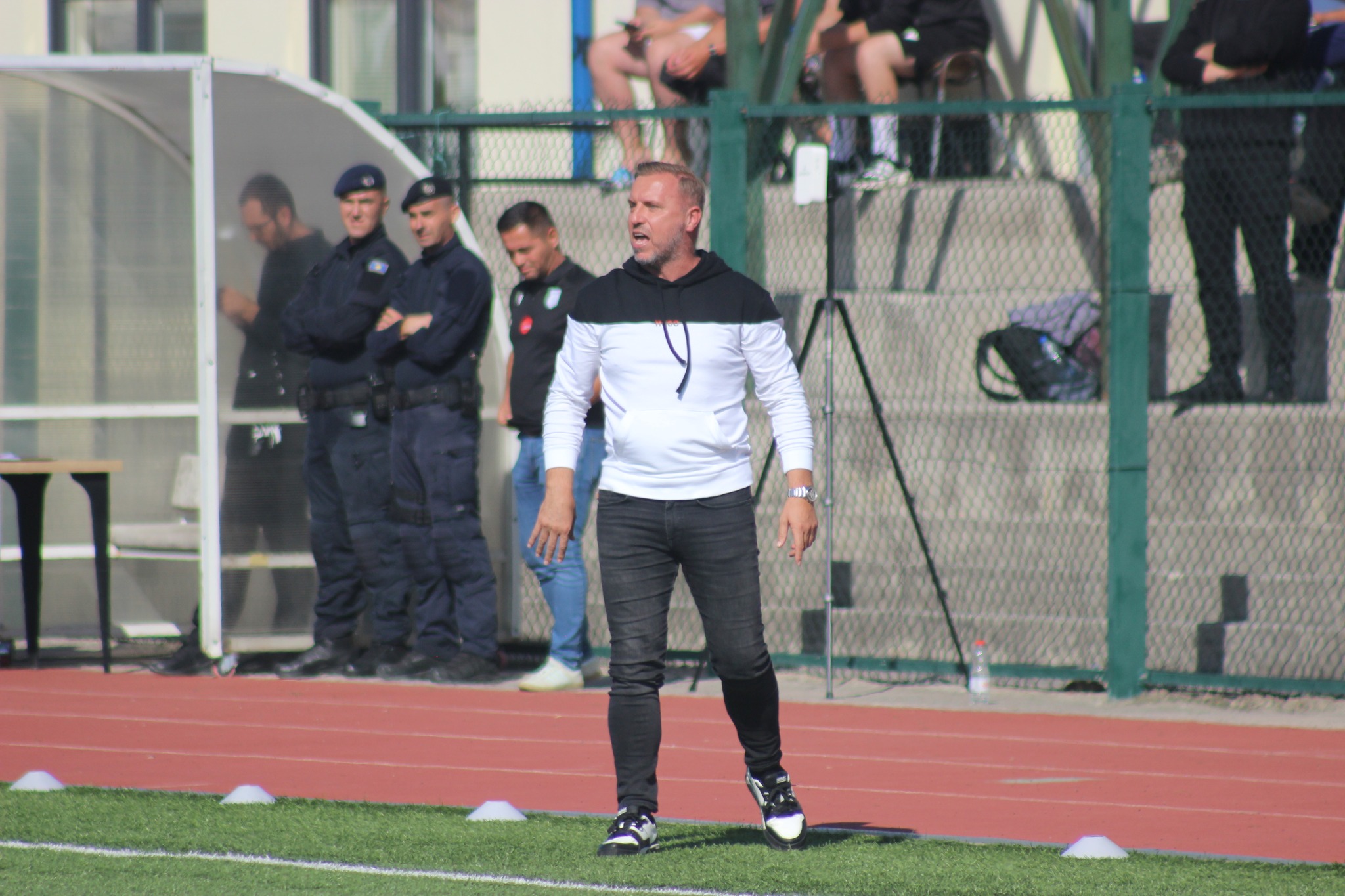 Drita në krizë: Vetëm një kundërshtar i mposhtur nga shtatë të tillë!